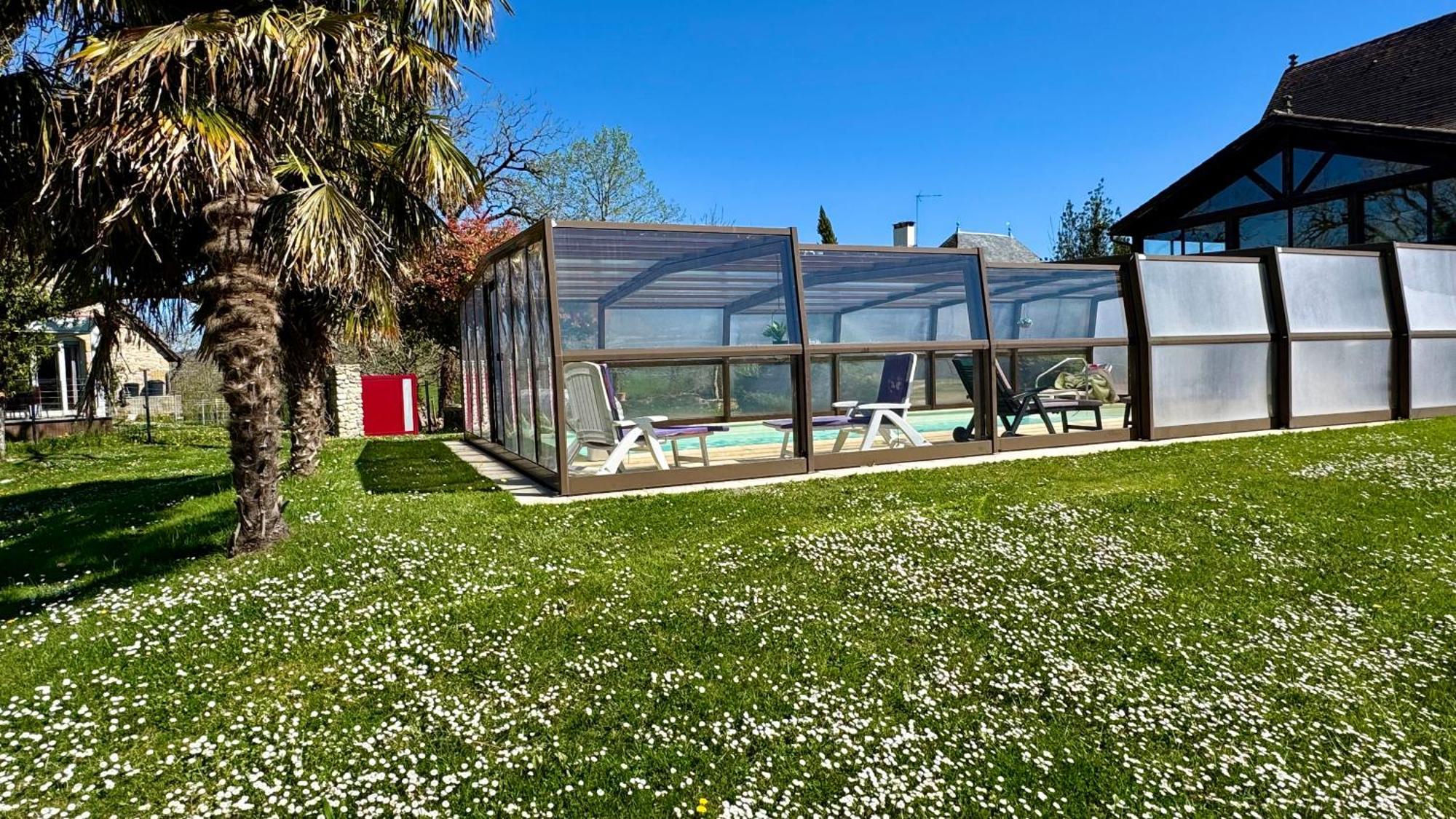 Maison De Charme Piscine Couverte Chauffee Mayrinhac-Lentour Exterior photo